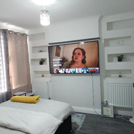 Dem's Lodge Dagenham Buitenkant foto